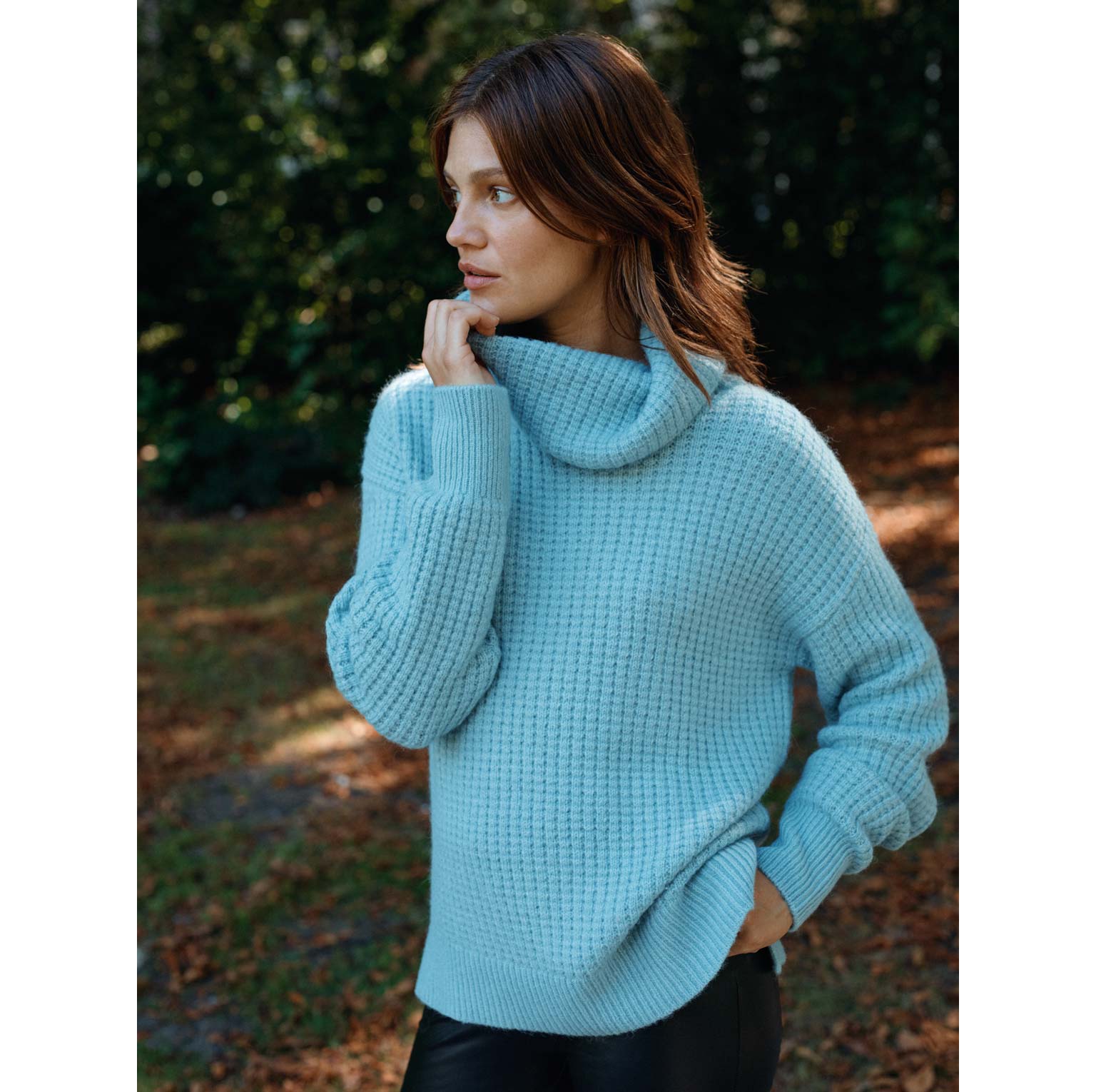 Que vous optiez pour un pull en grosse maille douillette, un sweat à capuche au look sportif ou un pull à col roulé en fine maille de coton biologique, le bleu glacier apporte un vent de fraîcheur dans votre garde-robe.